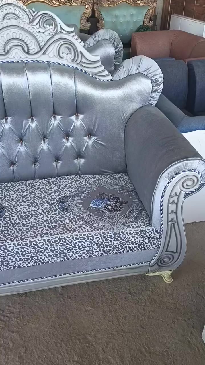 ***********
تخم ملكي ابو التاج ١٠ نفرات زلغ مابيه حيل نظيف محد كاعد عليه واكو توصيل الي باب بيتك عدنه توصيل الي
