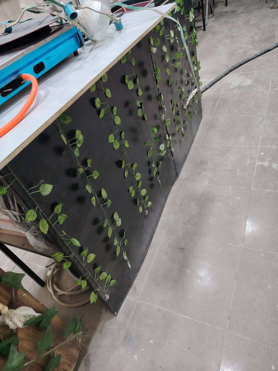 ........................................... كراسي عدد ٦ لواحد ١٠ الف
طاوله  طعام عدد ٣ لواحد سعره ١٨ الف
ميز الطول مترين والعرص ٥٠ لو ٦٠ ما اعرف بالظبط عدد ١
والميز الثاني نفس الفوك بس اني خال عليه سنكي
والثالث حاط عليه مرمر ثقيل درجه اولى
الي يريد يدلل
ويتصل عله هذا الرقم ***********
