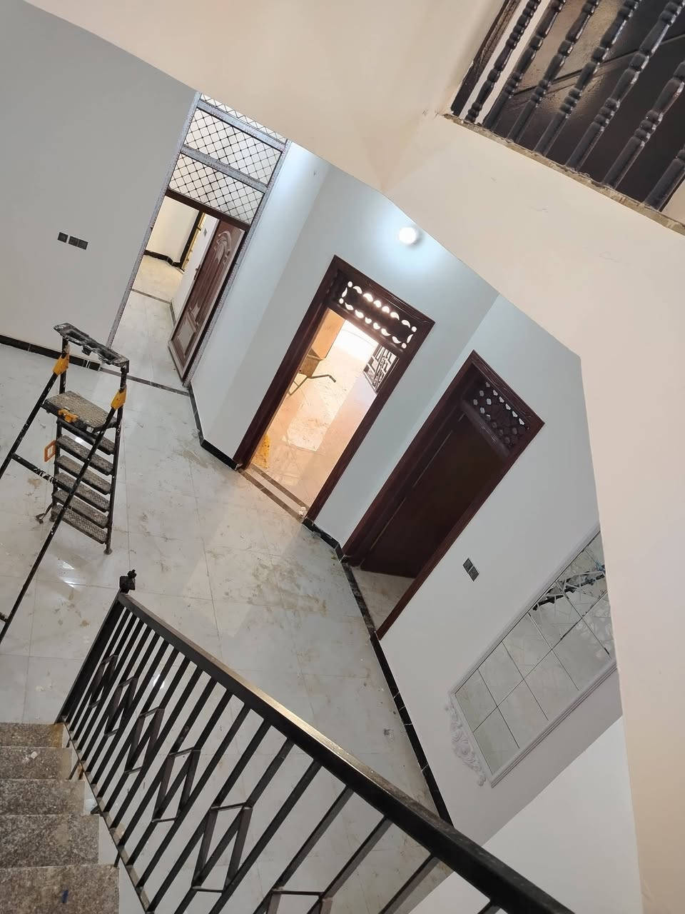 السلام عليكم بيت للبيع مساحه 300 م قرب السايدين مال الجمعيه بناء جديد درجه اولى سعر خاص ***********
