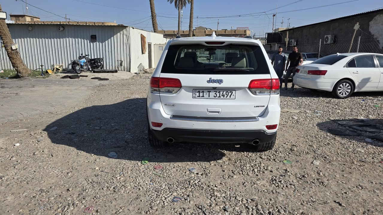 السلام عليكم جيب كراند شيروكي لمتد  خليجي فول للأخير ٣ شاشات مكفوله ما عدا طخه بسيطه باب السائق ما مصلح باقي مكفول كفاله عامه السعر 200 مجال بسيط 
العنوان واسط الصويره 
***********
***********

