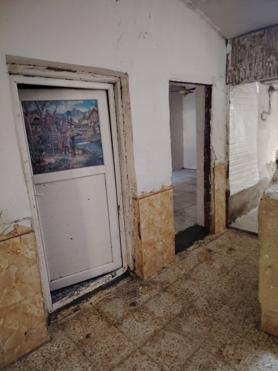 بيت طابق ارضي للاجار مساحة 150 مكون من غرف ومطبخ وصالة ومطبخ حار  واستقبال وهول السعر 350 للاستفسار *********** المكان حي العامل قرب مستوصف حي العامل منطقة الثامنة المدارس قريبة علية
