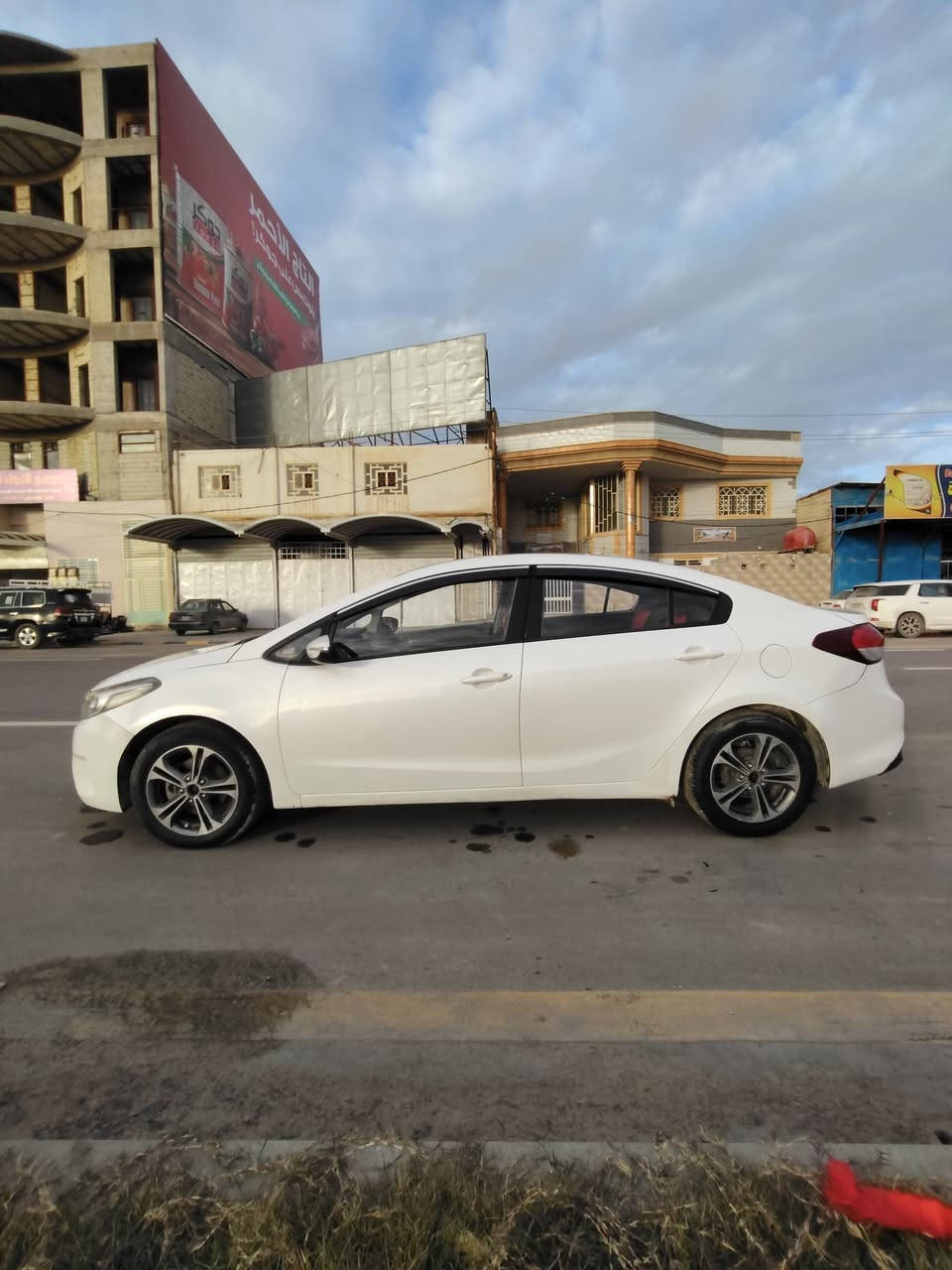 سلام عليكم سيراتو 2017 
اليسارة مفتوح بنيد أو جاملغ مال تطبيع اثر طخه بسيطه مثل ما وضح بالفيديو بيه بارد شي قليل 
بيه شاشة اندرويد كامره دواره زوج تايرات جدد كير ومحرك خير من الله السعر 123 أو بيه مجال شي قليل للاستفسار ***********
