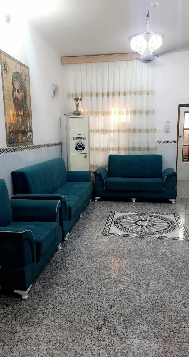 🏡 للبيع – منزل مميز في حي المصطفى / شارع الجامع
📍 الموقع: حي المصطفى – شارع الجامع

🔹 مساحة الأرض: 160 م²
🔹 السعر: 120 مليون دينار عراقي (قابل للتفاوض)

يتكون المنزل من طابقين:

الطابق الأول:

- غرفة نوم 5×5
- مطبخ 4×4
- استقبال 4×6
- صالة بطول المنزل
- منور (طرمة) بطول البيت
- صحيات داخلية وخارجية
- كليدور مدخل

الطابق الثاني:

- صالة
- غرفتان:
  - 4×6
  - 5×5

✨ مميزات المنزل:

- السطح مفرش بالكامل.
- البيت مفرش بالكامل وجاهز للسكن.
- تصميم عملي وموقع مميز.

📞 للاستفسار أو حجز موعد للمعاينة:
***********
