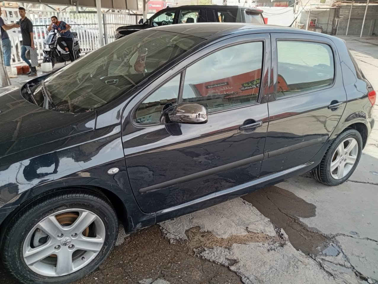 بيجو 307 موديل 2006
مكفولة من ضربة والصبغ 
فقط رش كلير باب ايمن خلفي وجاملغ ايمن اثر شخوط والفديو موجود 

محرك 2000 —كير اوتوماتيك —٤ جام كهرباء —غرفة جلد 
ويل كب ١٥ 
كير مكينة تبريد شرط الفحص 
السعر ٥٨ بيها مجال بسيط
للاستفسار :-***********

عنوان السيارة بغداد ساحة الواثق 

غير متواجد ع الفيس
