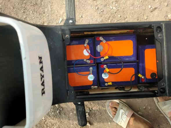 دراجة شحن للبيع 2025 حجم 20 ملف 1200 بطاريات جدد اليوم شادهن اخذتهن ب125 الف نظافة فول كلشي شغال علفحص وياها سويجين وبصمتين وشاحنتها الأصلية تقطع 30 الى 40 كيلو بالشحنة اذا اقل ترجع.

تواصل  خاص او واتساب *********** 
السعر 390 بيها مجال للشراي
