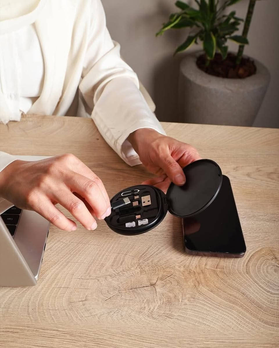 ‏السلام عليكم و رحمة الله 👋🏼
‏
‏طقم كوابل متعدد الوضائف 🧰
‏
‏يأتي في علبة صغيرة ومستديرة مما يجعله سهل الحمل والتخزين ومناسبًا للسفر والاستخدام اليومي🛠️
‏
‏يحتوي على كابل شحن قصير من نوع USB-C، وهو القاعدة الأساسية لتوصيل المحولات 🔗
‏
‏يتضمن عدة محولات صغيرة تسمح بتحويل الكابل الأساسي ليتوافق مع منافذ شحن مختلفة مثل :
‏
‏من USB-C إلى Lightning: لشحن أجهزة آبل (آيفون، آيباد)📱
‏
‏من USB-C إلى Micro USB: لشحن الأجهزة القديمة التي تستخدم منفذ مايكرو USB 🖨️
‏
‏من USB-C إلى USB-A: لتحويل منفذ USB-C إلى منفذ USB-A التقليدي للاتصال بأجهزة الكمبيوتر أو الشواحن التي تحتوي على هذا المنفذ 🖥️
‏
‏يتضمن أداة اخراج شريحة SIM من الهواتف الذكية🧷
‏
‏يهدف هذا المنتج على تقديم شحن شامل في حزمة واحدة مما يقلل من الحاجة لحمل كابلات ومحولات متعددة بشكل منفصل🎒

‏📌للحجز و الاسفسار الرجاء مراسلتنا على بريد الصفحة📮
‏📌يوجد توصيل لكل المدن بأذن الله 🚢


**إذا كنت صاحب هذا الإعلان وتريد حذفه لأي سبب، رجاءا أرسل رسالة إلى الدعم الفني**