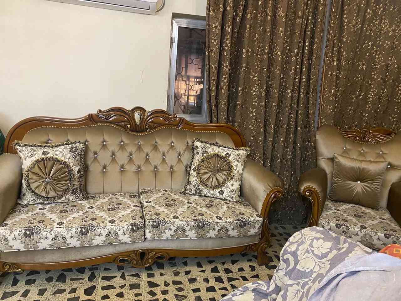 ***********
الاتصال عبر الرقم 

تخم تركي عشر مقاعد اثنان قنفه ثلاثيه واربع كراسي جديد غير مستعمل
البيع لغرض السفر 
السعر 
850 
بس مجال
