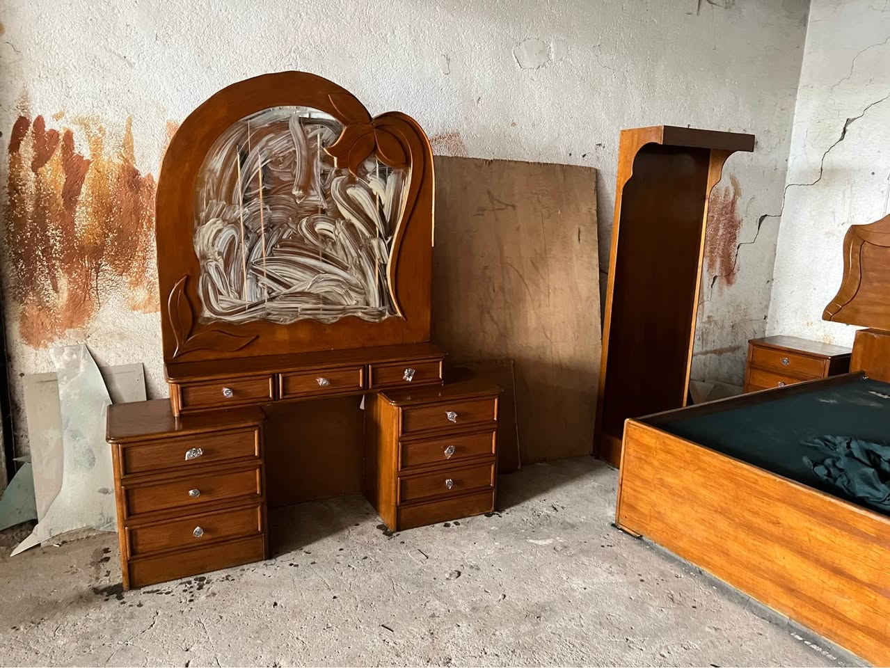 غرف نوم صاج داخل وخارج عدد 3
المكان بابل قضاء المحاويل معسكر المحاويل البوابه الشماليه بتجاه بغداد 
يوجد لدينا خدمة توصيل 
للاستفسار الاتصال على الرقم التالي *********** او التواصل عبر الواتساب برقم الاشيا حلة, بابل
