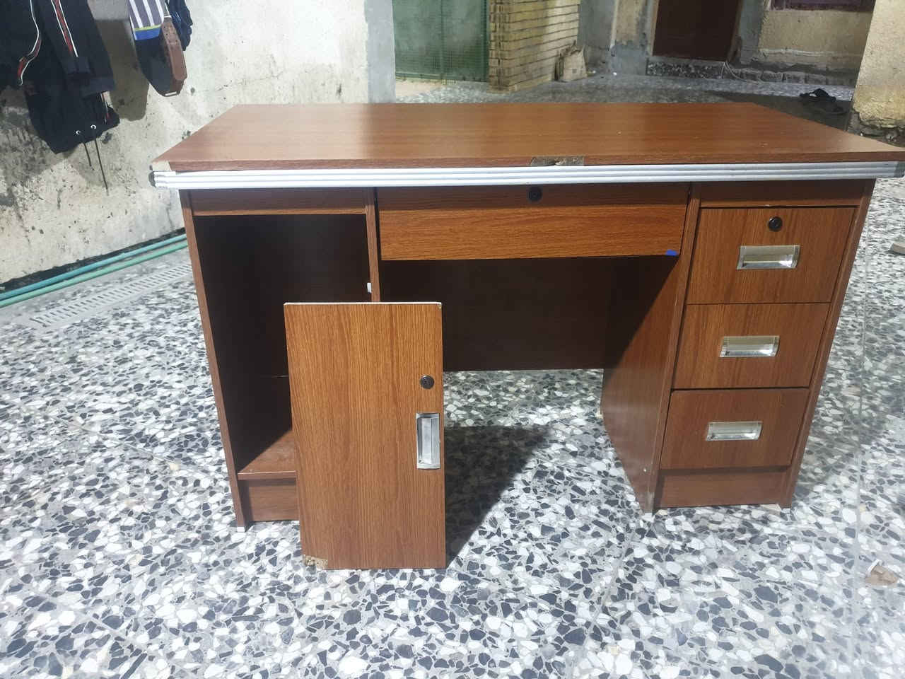 ميز مكتبي للبيع للاستفسار ***********
