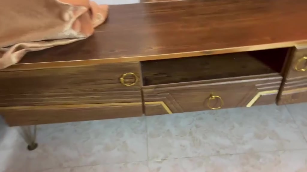 ميز تلفزيون جديد بعده سعر 60 الف
طبلات وي تخم قنفات السعر 160الف
***********
