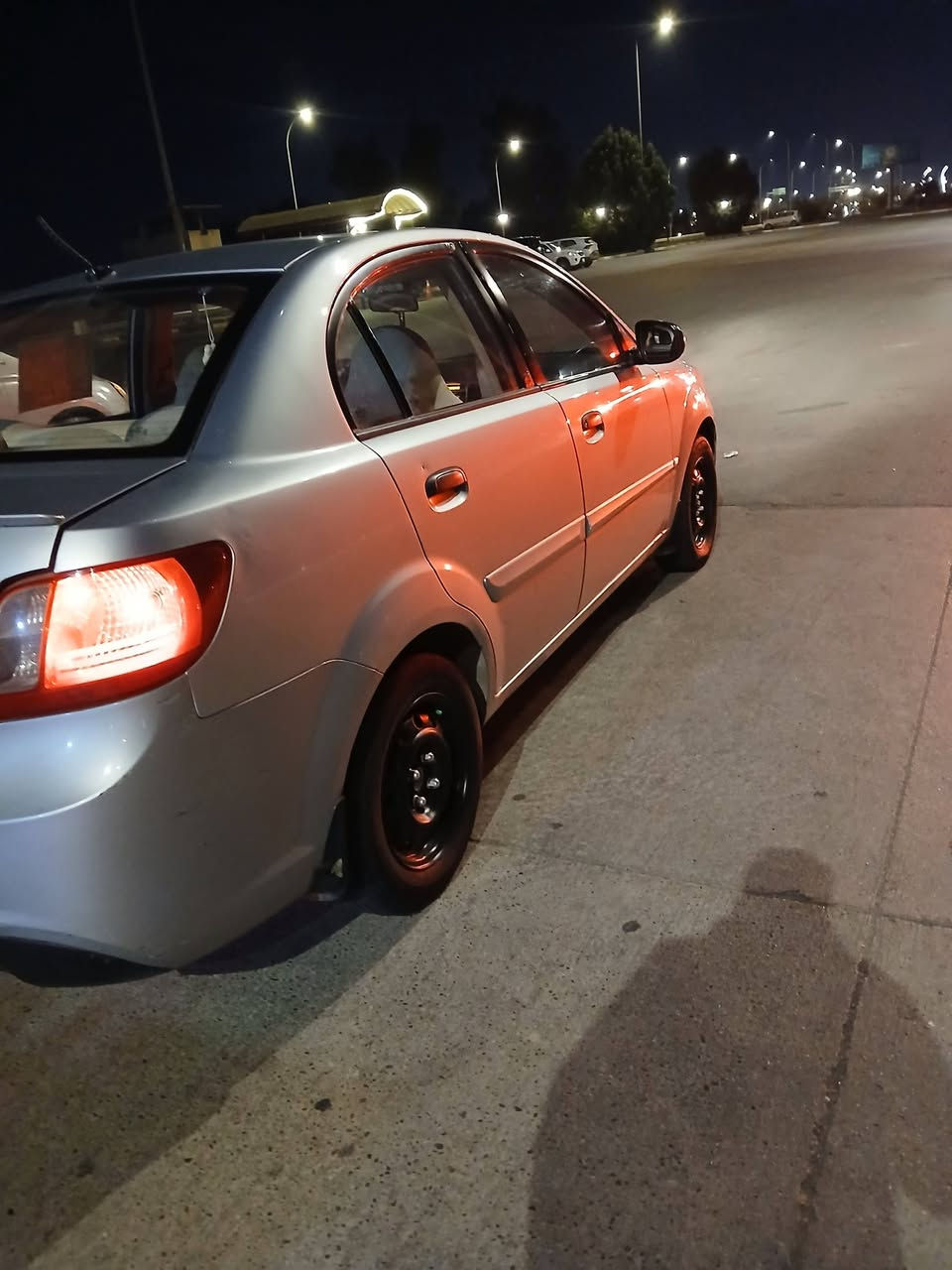 سلام عليكم كيا ريو موديل ١٢ رقم مثنئ باسمي اني من كربلاء رايدها ب٨٢ وبيها مجال قليل كلش بيها بارد السياره بلجاملغ نظيفه غرفتها حلوها السياره مكينتها بيها خيط بخار فقط حداديه حلوه السياره نظيفه كلش وذا اكو مراوس اراوس  ***********
