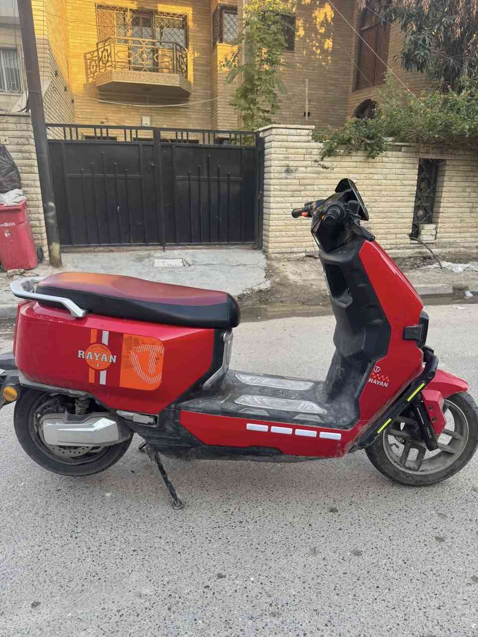 سلام عليكم دراجه وحش الكون او ام عيون صارلي اسبوعين من اشتريتها مابيها اي نقص بس يرادلها غسله نظيفه مابيها شخط بعدها جديده كلشي بيها شغال انطيك وياها مرايات و تجوه مال ظهر تواصل عل رقم *********** انطيني سعر و اكلك اي او لا ♥️
