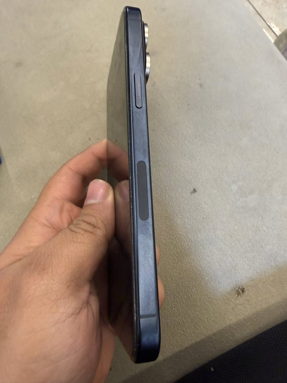 السلام عليكم شباب ايفون١٥ بروماكس وتر ايسم شريحه فعاله بطاريه ٨٦ لون نيلي السعر٧٥٠ العنوان بغداد رحمانية الشعله ***********
