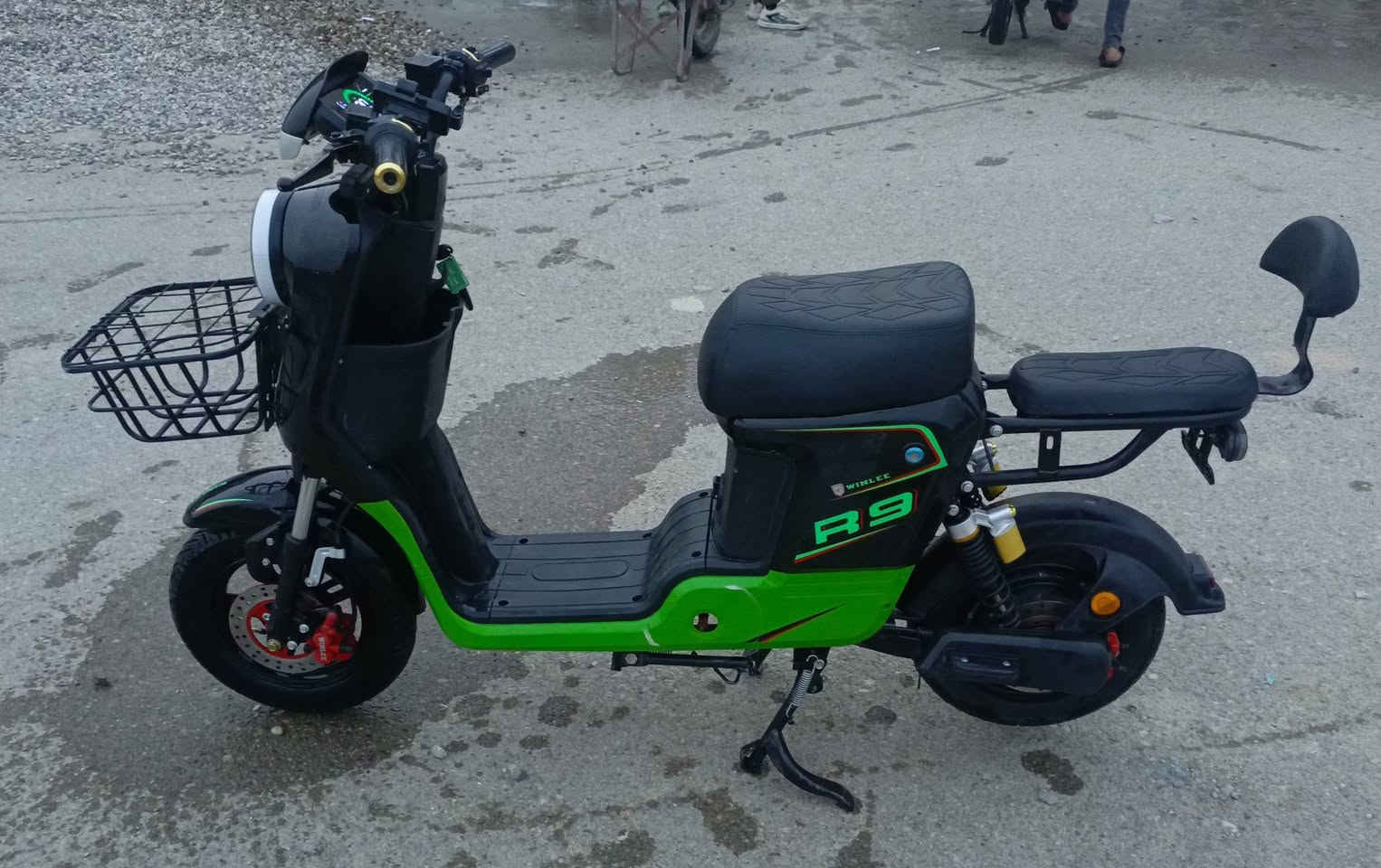 🚲 دراجة شحن R9 موديل 2026 للبيع 🔥
الدراجة نظيفة جداً واستخدامها خفيف
🔋 بطارية قوية وتشحن تمام
⚡ أداء ممتاز ومناسبة للاستخدام اليومي
🚀 تشمي لحد أقصى 109
💯 كلشي بيها شغال وما تحتاج شي

🎁 كاملة الملحقات
✔️ شاحنتها الأصلية
✔️ مرايا 
ℹ️ بيها خدش خفيف بسيط مثل ما موضح بالصور، وما يأثر على الأداء  ℹ️
💰 السعر: 600الف و بيها مجال
📍الموقع: بلدروز البوابة قرب مدرسة شهداء بلدروز الابتدائية
للاستفسار مراسلة خاص 💬


**إذا كنت صاحب هذا الإعلان وتريد حذفه لأي سبب، رجاءا أرسل رسالة إلى الدعم الفني**