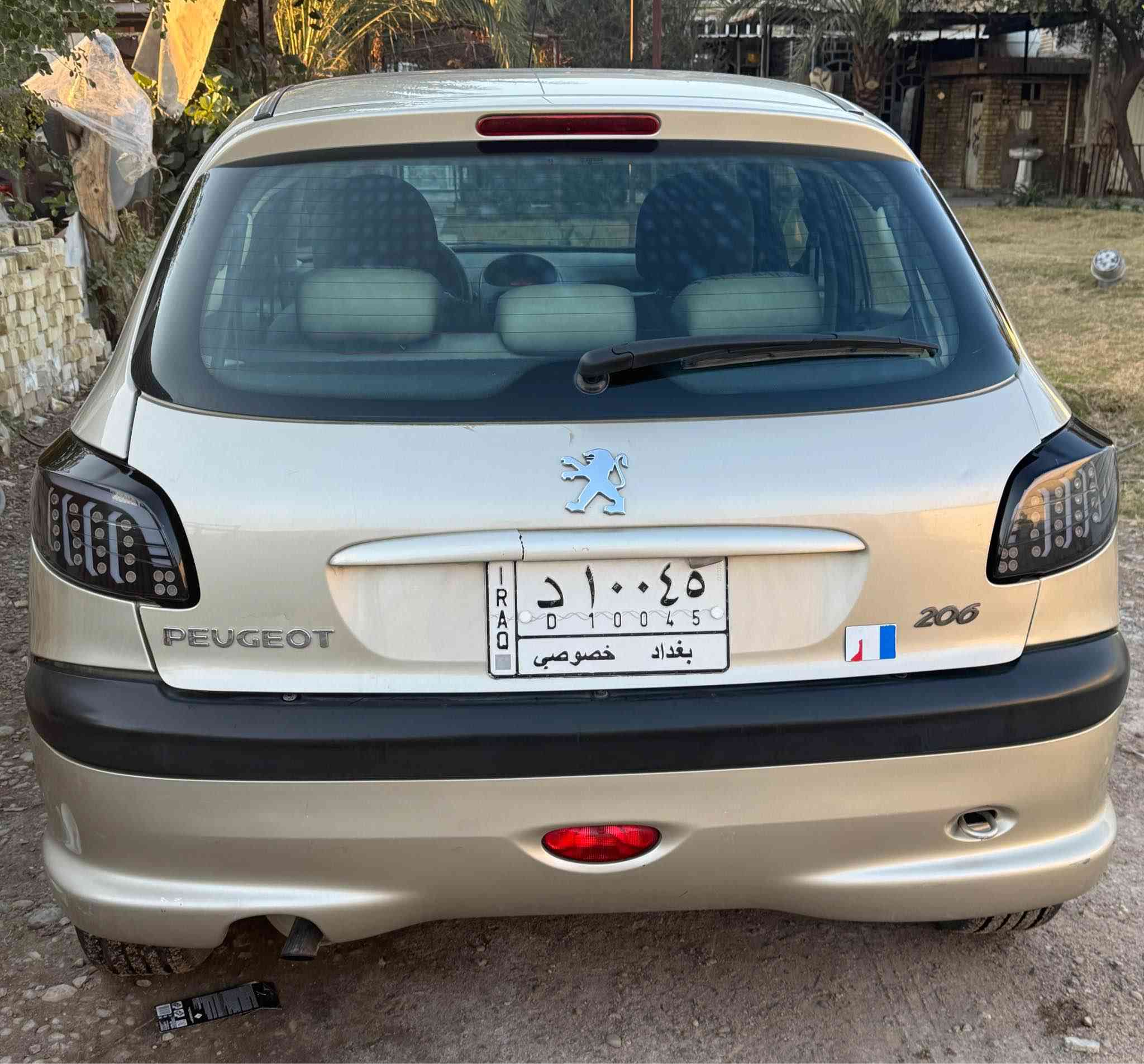 سلام عليكم 
بيجو 206 فرنسي موديل 2009 بلادي 
كير اوتماتيك سيارة نظيفه مكينة كهربائيات كلها شغالة 
لاصبغ ولا ضربة تخم تاير باتري جديد 
50 وبيه مجال 
عنوان بغداد 
*********** بغداد, العراق
