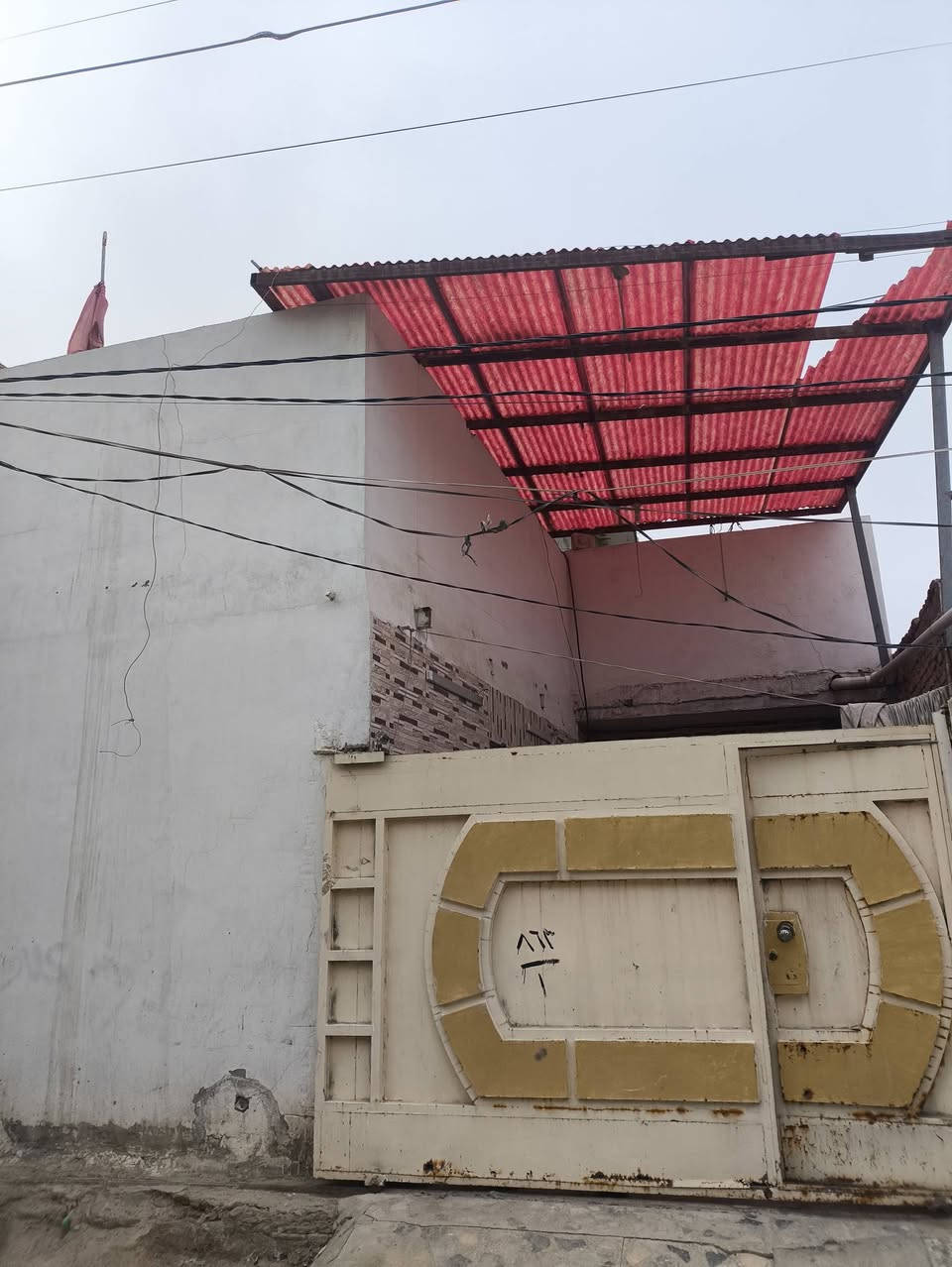 سلام عليكم دار للبيع المساحه 150متر الموقع حي الرحمه شارع المستوصف
البيت يحتوي على استقبال +صاله +غرف عدد2 +غرفه في الصطح 2صحيات داخليه   خارجه البيت محدث بناء سنه 2023
للاتصال ***********
