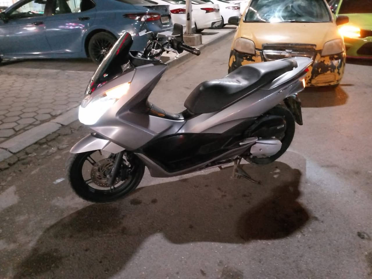 🔥 للبيع دراجة هوندا PCX الجيل الثاني 🔥
محرك 150cc وارد ياباني 🇯🇵
دراجة قوية جداً وناعمة بالسواقة ومناسبة للاستخدام اليومي واقتصادية بالبنزين.
المميزات: 
✔ حساس الازدحام (إيقاف وتشغيل تلقائي)
✔ حساس أمان بالستاند
✔ الدراجة مكفولة
✔ حالة ممتازة ونظيفة جداً
السعر: 14 ونص
المكان: الكوت حي الزهراء 
للتواصل : ***********
