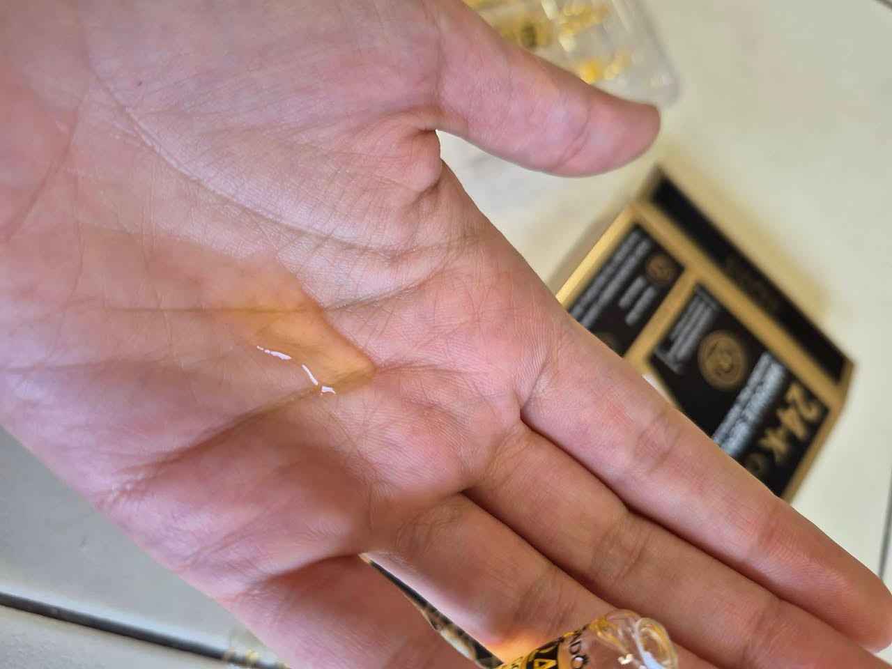 ابر شد الوجه طبعا الباكيت يجي بي ٧ ابر تقريبا 
الفائده منها كلش جبيره تشد البشره يعني تتغلغل داخل الخليه وتصلحها  وتشد البشره بحيث يبين الفرق واضح من تستعمليها بس شنو بنات يعني مو وحده عدها طسات شكبرها شكدها وتريد تشدها تفيد الي عدهم خطوط دقيقه او التجاعيد الي داتطلع سووها واهم شي تفيد الي ماعندهم هم تجاعيد ليش لان اح تبدي تشتغل من هسه حته تشد البشره بحيث تتأخر كلش التجاعيد يلاتطلع بلوجه كلش حبيتها وحبيت استعمالها سهل تاخذين الابره تمسحين بيها وجهج يعني موحقن وها صار فتره استعملها كلش فادتني 
ولاتجي وحده تكول اعلان تره الباكيت كامل بي ٧ ابر سعره ب٣ يعني مومال اعلان واني اصلا اجيبها منا يخلصن منا لان هنه كلش زينات 
اكثر وحده تتفاعل تفوز كل خميس وحده تفوز


**إذا كنت صاحب هذا الإعلان وتريد حذفه لأي سبب، رجاءا أرسل رسالة إلى الدعم الفني**