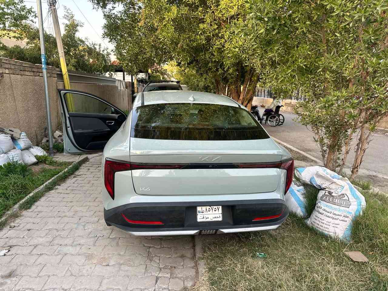 السلام عليكم 
كي فور موديل 25 وارد أمريكي 
حادثها تبديل قبق صندوق وتصليح بنيد فقط 
بدون ايرباك بدون شواصي بدون دواخل 
المسافة المقطوعه 6163 مايل
بدون رقم
مواصفات  معروفه
 بصمه ابواب
بصمه تشغيل 
تشغيل عن بعد 
اشاره ترحيب 
لد برتقالي نهاري 
شاشه متصله 
قياده ذاتيه 
مثبت سرعه 
مكينه 2000 تنفس طبيعي 
كير 8 نمر 

رادارات محيطيه 
وباقي المواصفات معروفه 
مكاني بغداد البياع
***********
