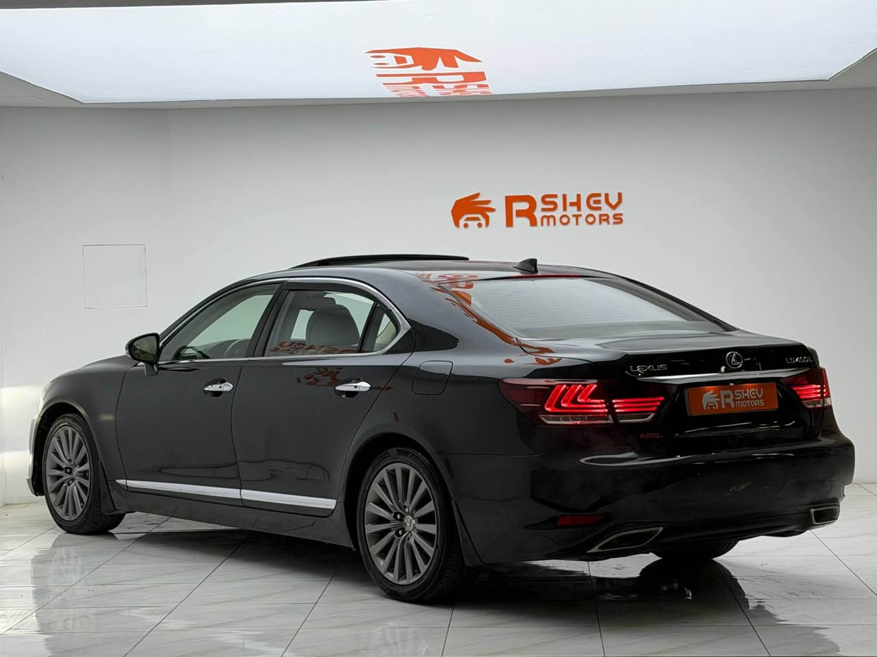 الرئاسي الفخم الفول للاخير😍🔥💣
Lexus LS 460L 2014
لكزس ال اس ٤٦٠ل ٢٠١٤

مواصفات:-( ٤ مقاعد تدفئة+تبريد+مساج+خزن-حساسات و رادارات ٣٦٠درجة-ابواب شفط-خمس بردات خلفية-صدوق شفط-لايت LED ثلاث عدسات-مقاعد ١٠ حركة-شاشة ماوس-تحكم خلفي كامل-كونترول مع شاشة-جكات تصعد و تنزل)❤️‍🔥

مكينة ٨سلندر حجم ٤.٦لتر تنفس طبيعي 🚢
ماشية ٢١٠،٠٠٠ كيلومتر و بحالة جداً ممتازة 👍🏻

ضرر السيارة فقط جاملغ خلفي صبغ بدون دواخل و ايرباكات نهائياً  طبعاً السيارة كلش فخمة و راقية و ب سعر بلاشش💣

السيارة رقم دهوك الدولي سنوية ب اسمنا شرط التحويل 👍🏻
مكفولة من كير و محرك و كهربائيات✅

و ب سعر(250$) ورقة و بيها مجال 💸

مكان السيارة

دهوك -معرض ارشف R-Shev
رقم51 من معارض التيرمينال 

***********
*********** دهوك, العراق
