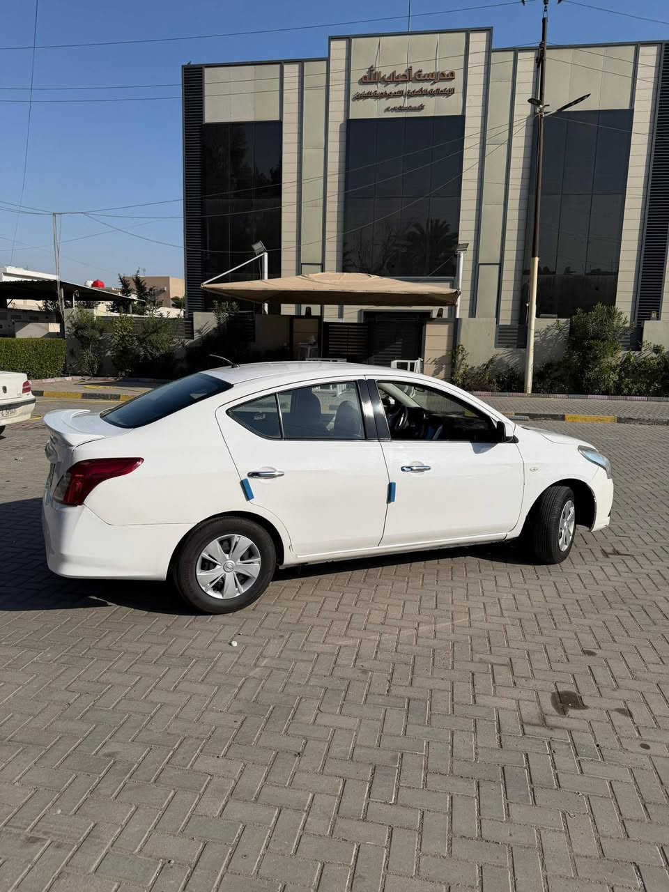 السلام عليكم
سني هندي 2020
ماشية 91 الف كيلو
تحكمات ستيرن شاشة كامرة 
رقم بغداد 
السيارة جداََ نضيفة
 حادثها خلفي جنطة و الجاملغين الخلفية 
السعر ب 109 و بيها مجال
استفسار ***********
مكان السيارة الكاظمية
السياره باسمي
