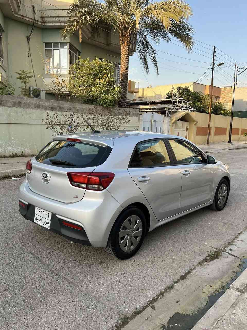 كيا ريو
موديل 2020 
ضررها فقط جاملغ امامي يسار 
سنوية ما ساقطة جاهزة شرط التحويل 
ماشيه 25 mi
كير ومحرك بشرط على وضع شركة 
مواصفات سيارة S
مثبت سرعة 
تحكمات ستيرن 
شاشة كبيره 
كامره 
كير توماتيك 
جامات كهرب 
بلوتوث 
اوكس 
تبريد ثلج 
وباقي مواصفات معروفة 
السيارة  جديده جاهزة من كل النواحي 
مكان السيارة موصل حي العربي 
للاستفسار اتصل على الرقم ***********
