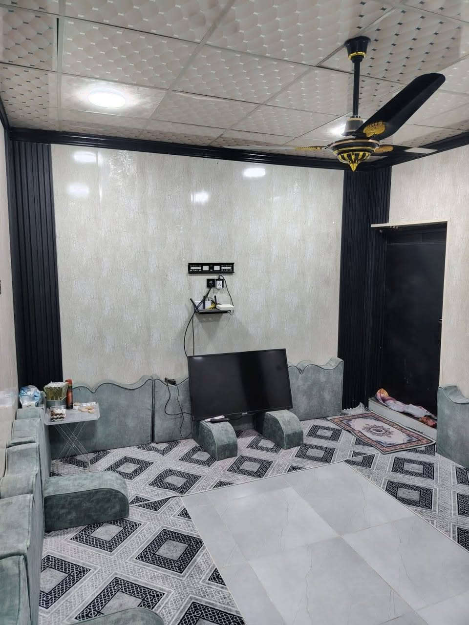 بيت للبيع مساحته 105واقع حال 117م  طابقين خلفي عرض الدربونة مترين الموقع سومر حي المعلمين 3غرف السعر 125مع  المجال للتواصل ***********
