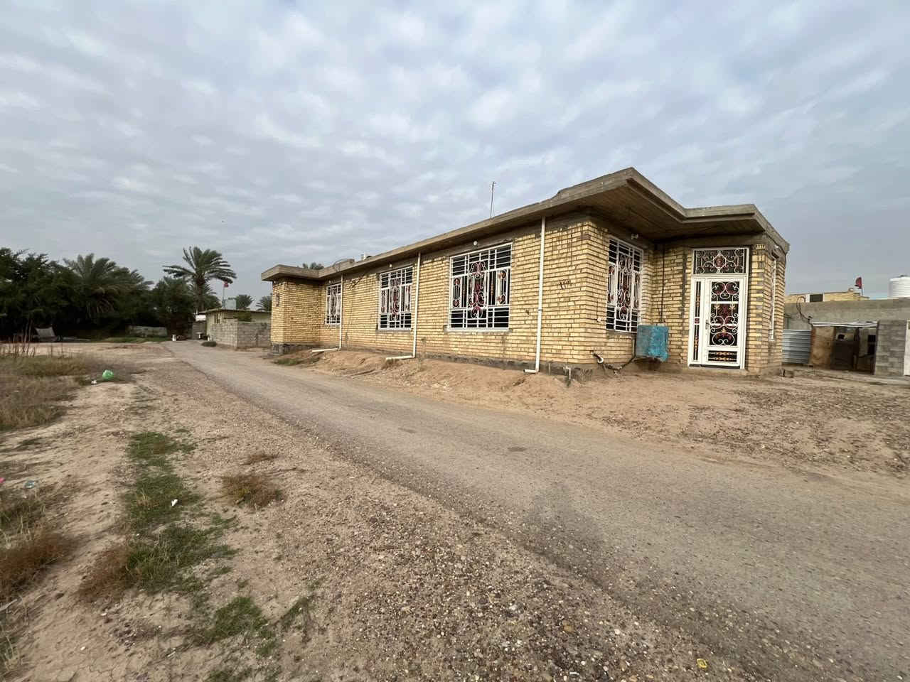 السلام عليكم دار للبيع المساحه الكليه 500 متر مساحة البناء فقط 255 متر
يتكون من استقبال 10في 5
غرفة 6في 5 مع حمام 
غرفة 5في5 مع حمام
صاله 13في5
هول 5في4
مطبخ بارد 7في 5مع مطبخ حار 
البيت نقص الأرضية وبياض الصاله ولبخ الخارج وبناء البيتونه والستاره 

العنوان بغداد بداية التاجي من جهة جسر السايلو منطقه عجيل السلطان للاستفسار / ***********
