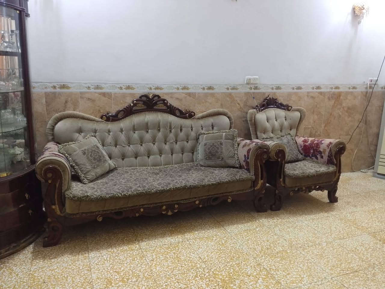 تركي درجه اولى
عشر مقاعد 
رايده ب ٦٠٠ وبي مجال قليل 
وعندي ديوان نضيف 
جاي حرف L  
رايده ب ٤٥٠ وبي مجال 
مكانهن بغداد حي العدل 
***********
***********

