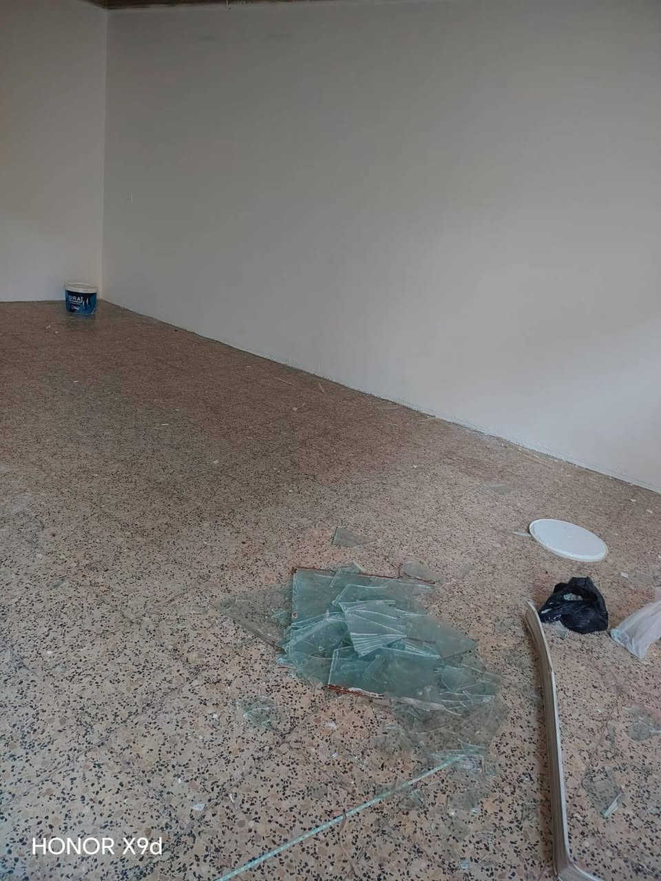 بيت الايجار حي البكر قرب مدرسه الرقم  غرفه نوم وهول واستقبال مطبخ وصحيات مكتب تاج   ***********/   ***********
