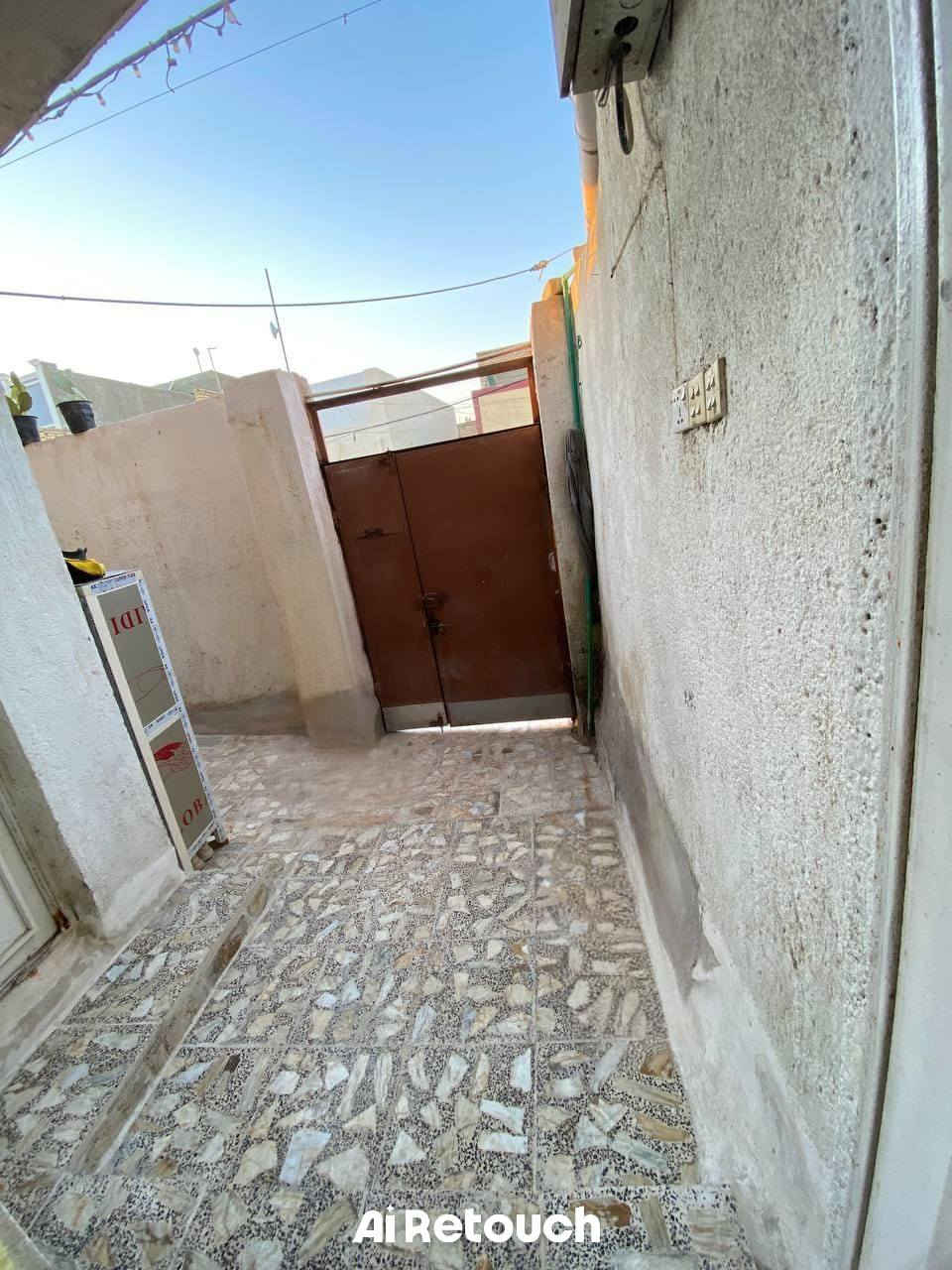 سلام عليكم بيت مساحته 125للبيع بحي المعلمين الثانيه خلف الفارس العربي  بناء حديث الطابق الاول كامل والثاني غرفه ومجمع صحيات كامله والغرفه والهول واصلات للسقف يعني طابق ونص  للستفسار ***********
