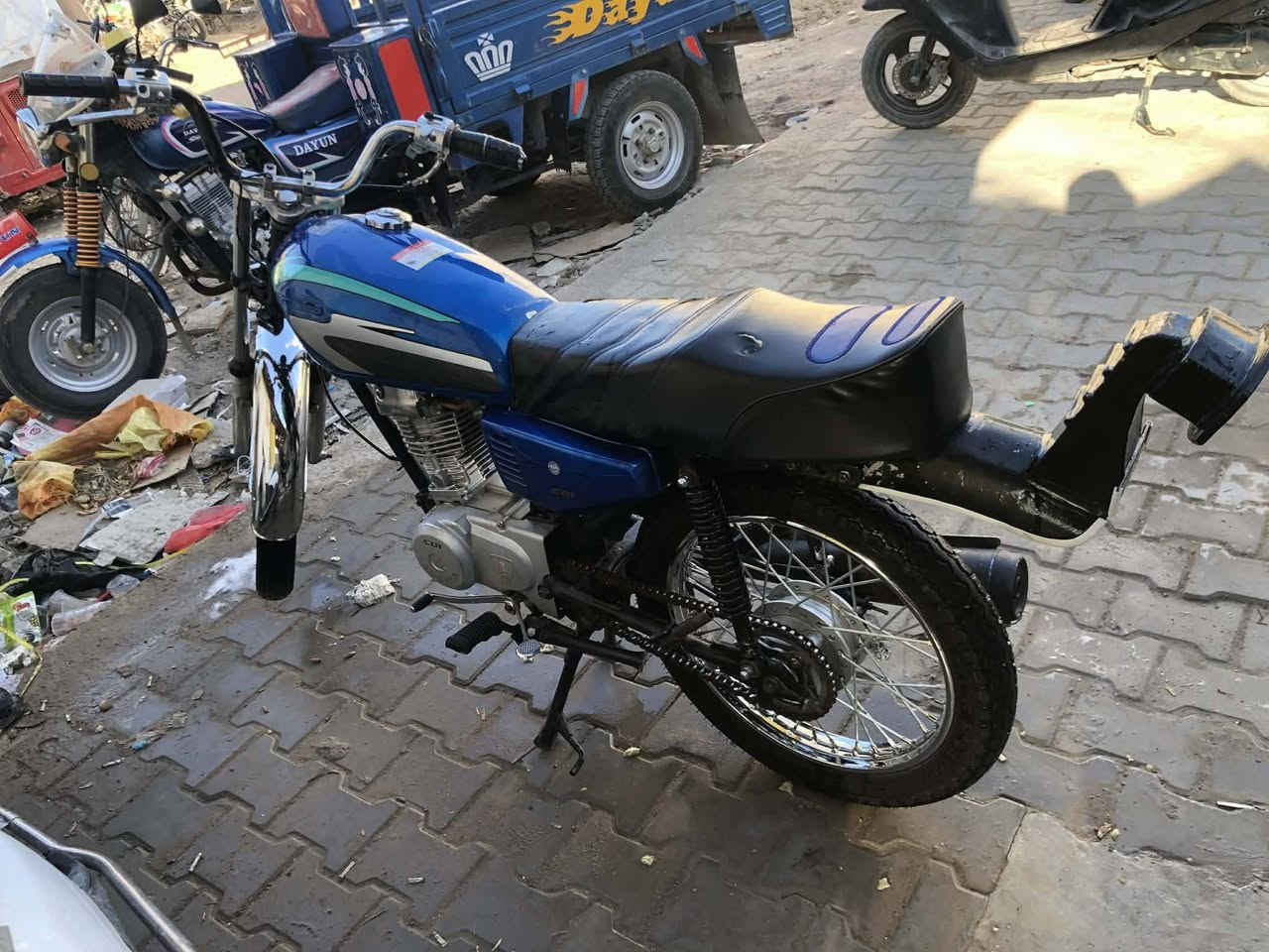 السلام عليكم للبيع دراجه موديل 19 اوراق وصولي دراجه حلوه عين اغراض بالكامل كله جديد موديل 26 مكان واسط قضاء الحي سعر 600 وبيها مجال للشارع والاتصال على الرقم*********** ( وداك مراوس الراوش)
