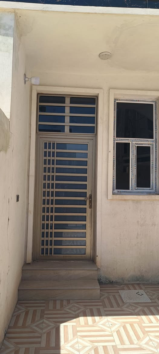مراوس في قطعة أرض اينما تكون الفلوجه بحي الشهداء 
مشتمل المساحة 125 متر الوجه 6 وربع والنزال 20 متر طابق واحد البناء طابوق يحتوي على غرفة وصاله
واستقبال ومطبخ وحمام الارضيه بورسلاين حزام سيراميك الفلوجه حي الشهداء ال21 الف بظهر شارع 40 التجاري الشارع 10 مترقرب سكلة دروكه خدمات جامع مدارس 
او للبيع السعر 80 مليون قابل للتفاوض 
للاستفسار اكثر 
*********** واتساب
***********
