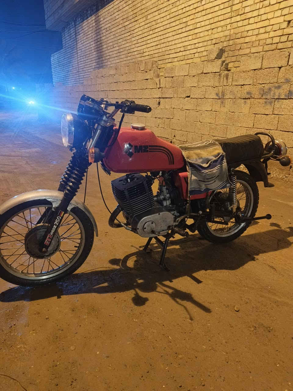 السلام عليكم دراجه 82كصه واحد لحيم مابيها بس بالخشم مكينه ناعمه مابيها لاصوت ولاش غراضها اغلبيتها الماني كشن جديد ودبلات وره وكدام واشاير كهربائيات كلها شغاله هورن بكلايت داينمو ارميجر سعر مليون و200وبيها مجال مكاني دجيل***********
