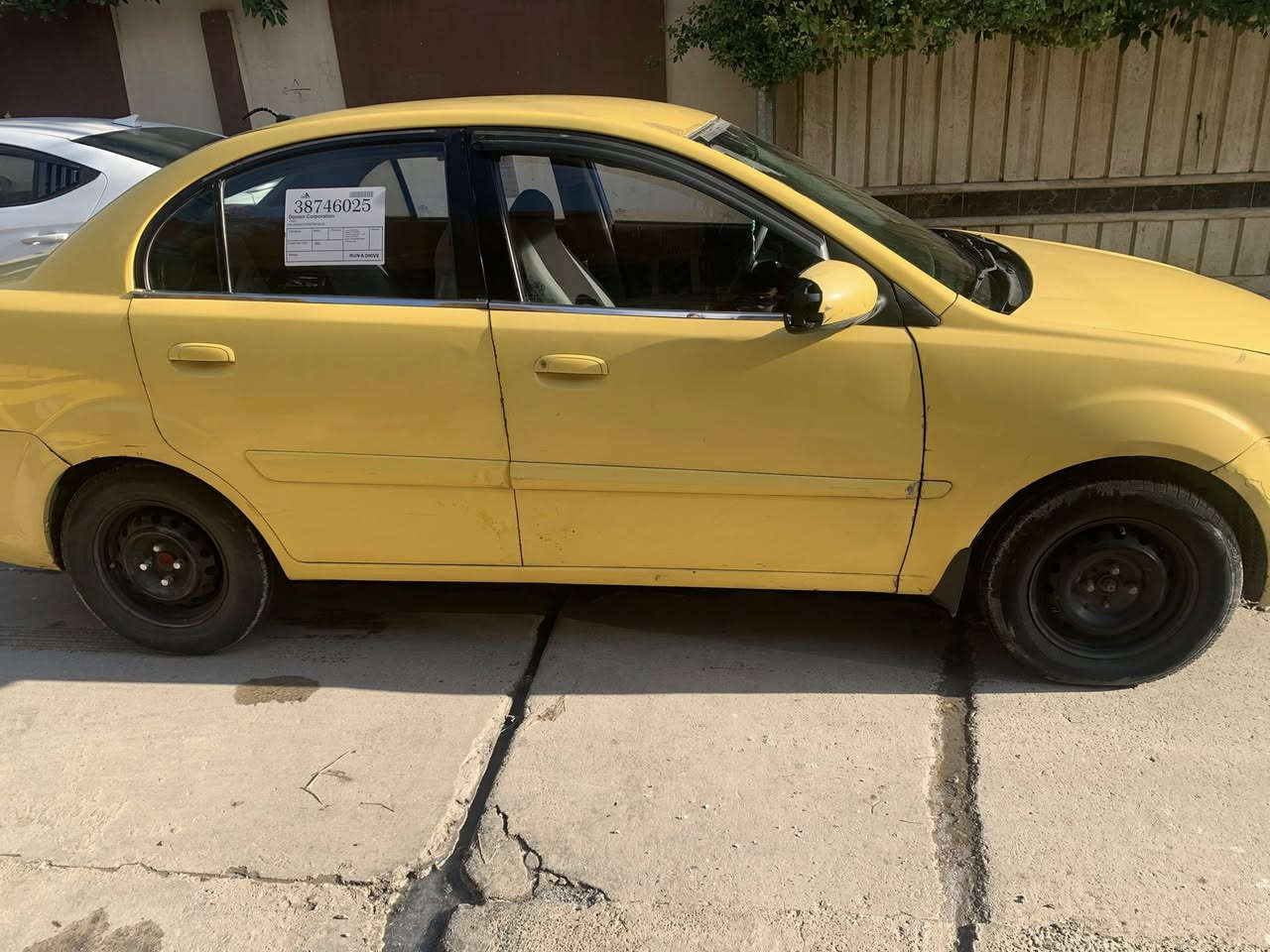 السلام عليكم سيارة ريو 2012 جامات كهرب تحكمات ستيرن كير توماتيك السيارة باسمي هيئة وغرامة صفر هزة جديدة سنوية ما ساقطة السيارة بيها ضربة بالجاملغ اليمين واصل للشاصي والشاصي معدل مو مكصوص وبيها كم قطعة معجون يعني قطع صغار مال تكسي كير ومحرك شرط والسيارة تجي تشوفها كدام العين السعر 95 ورقة وبيها مجال ***********
