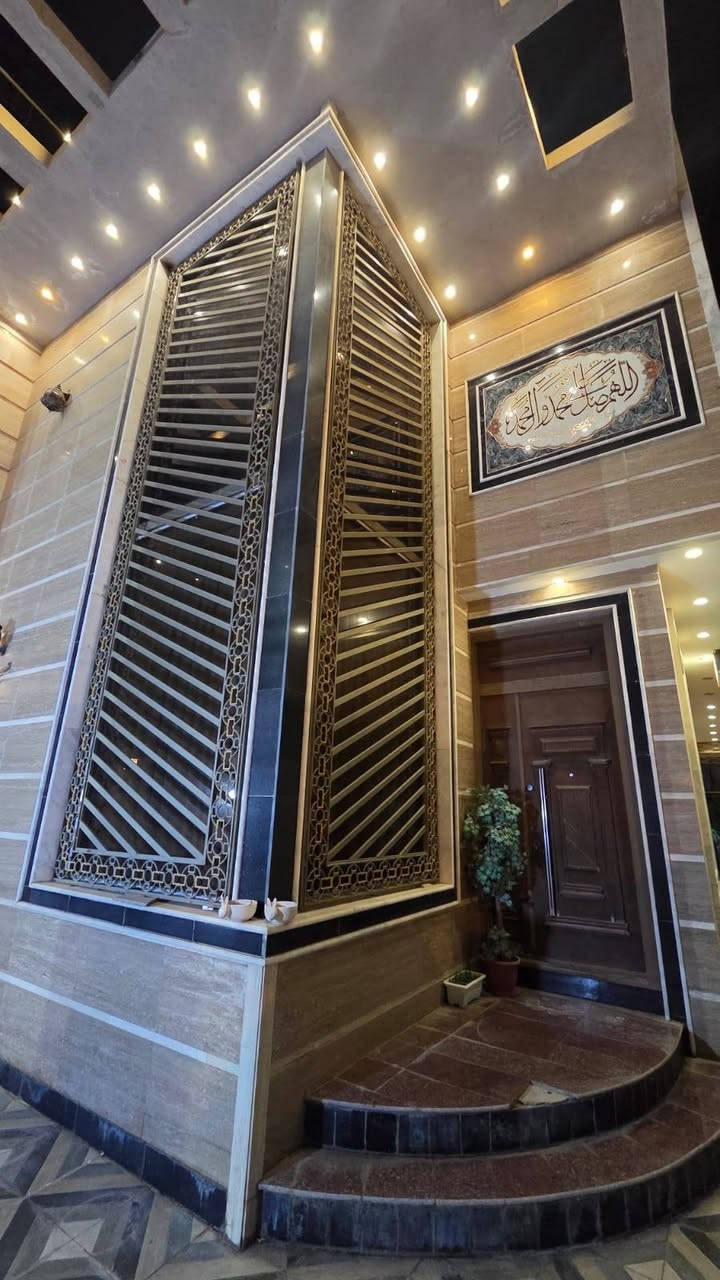 🏠 / اعلان...اعلان...اعلان...اعلان

 دار للبيع مساحة 600 م  طابو زراعي (ملك صرف) بأسم صاحب الدار واجهه 20 نزال 30 (((ركن))) 
           
🧱 الدار بناء حديث(6) غرف نوم
الطابق الاول:؛  غرفتين نوم احدهما سويت +استقبال عدد(2)+مطبخ كبير حار وبارد + مخزن للمطبخ+ هول وسطي كبير + مجمع صحي + كراج للسيارات عدد(2)+ حديقه كبيره+   مكان للشواء
الطابق الثاني:: 
(4) غرف نوم (2)منهاماستر + مخزن للاغراص الزائده كبير + مجمع صحي
#ملاحظه::  واجهة البيت والسياج مغلفه بالمرمر كما موضح بالصور  ومساحة البناء 450 متر

🌎 الموقع /  مرانه ( حي حمورابي)  مقابل المدهش مجاور محطة وقود حمورابي يبعد عن شارع 60 بحدود 70 متر سابع قطعه عن شارع 60 تبليط عرض الشارع 10 متر انارة شوارع المنطقه حديثه تعتبر من ارقى الاحياء في الحله

#مكتب_الحسيني_للعقار_ بداية شارع الحسينية من اتجاه شارع 60 مقابل اسواق سيد ماركت ثالث بنايه على اليسار او الاتصال 
 *********** واتس+اتصال
***********
