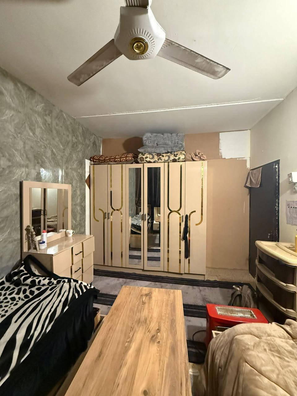 السلام عليكم 
 . شقه ارضيه للبيع ملك صرف . قريب ع شارع الكفاءات بيها اضافة مشتمل . مع الاثاث او بدون حسب الاتفاق  للاستفسار على الرقم ***********
