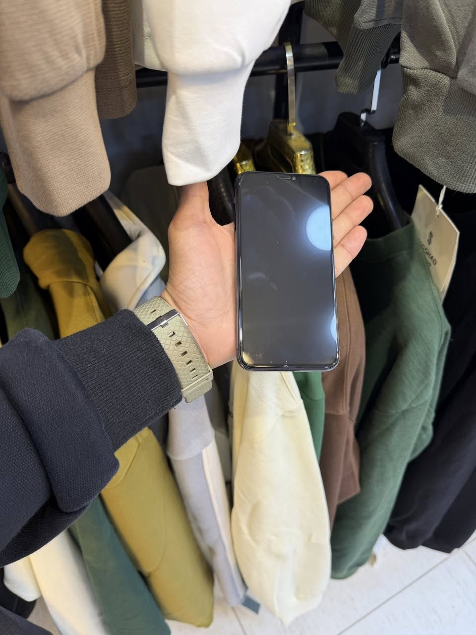 السلام وعليكم الجهاز مبدل بس شاشه بطاريه٧٥ السعر ١٠٠ قفل وليريده يراسلني عله هاذ الرقم *********** الجهاز كفاله عامه
