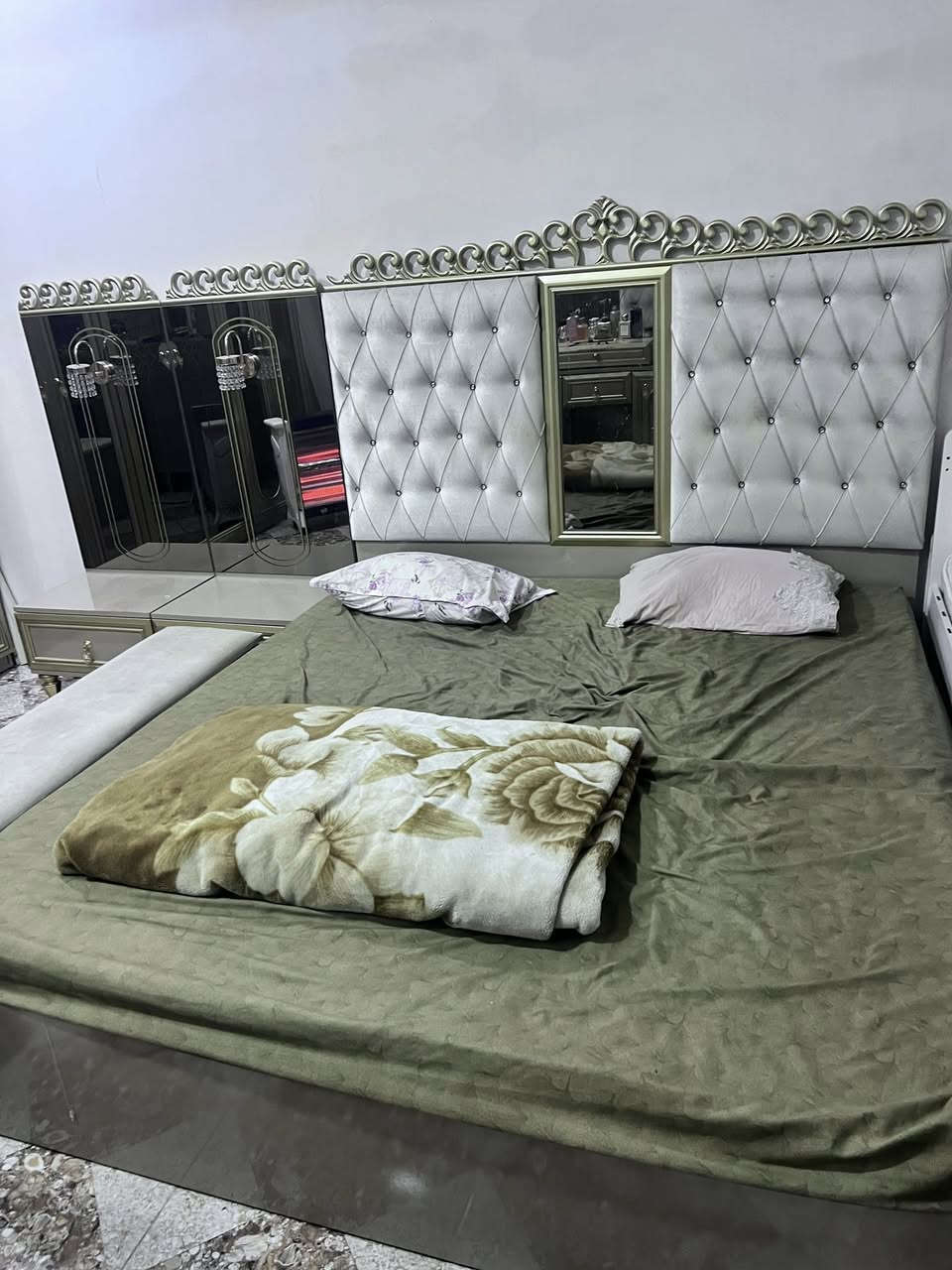 غرفة نوم تركي 8 قطع نظيف من اي كسر او شخط 
سعر 500الف شامل نقل وشد داخل كركوك
***********

