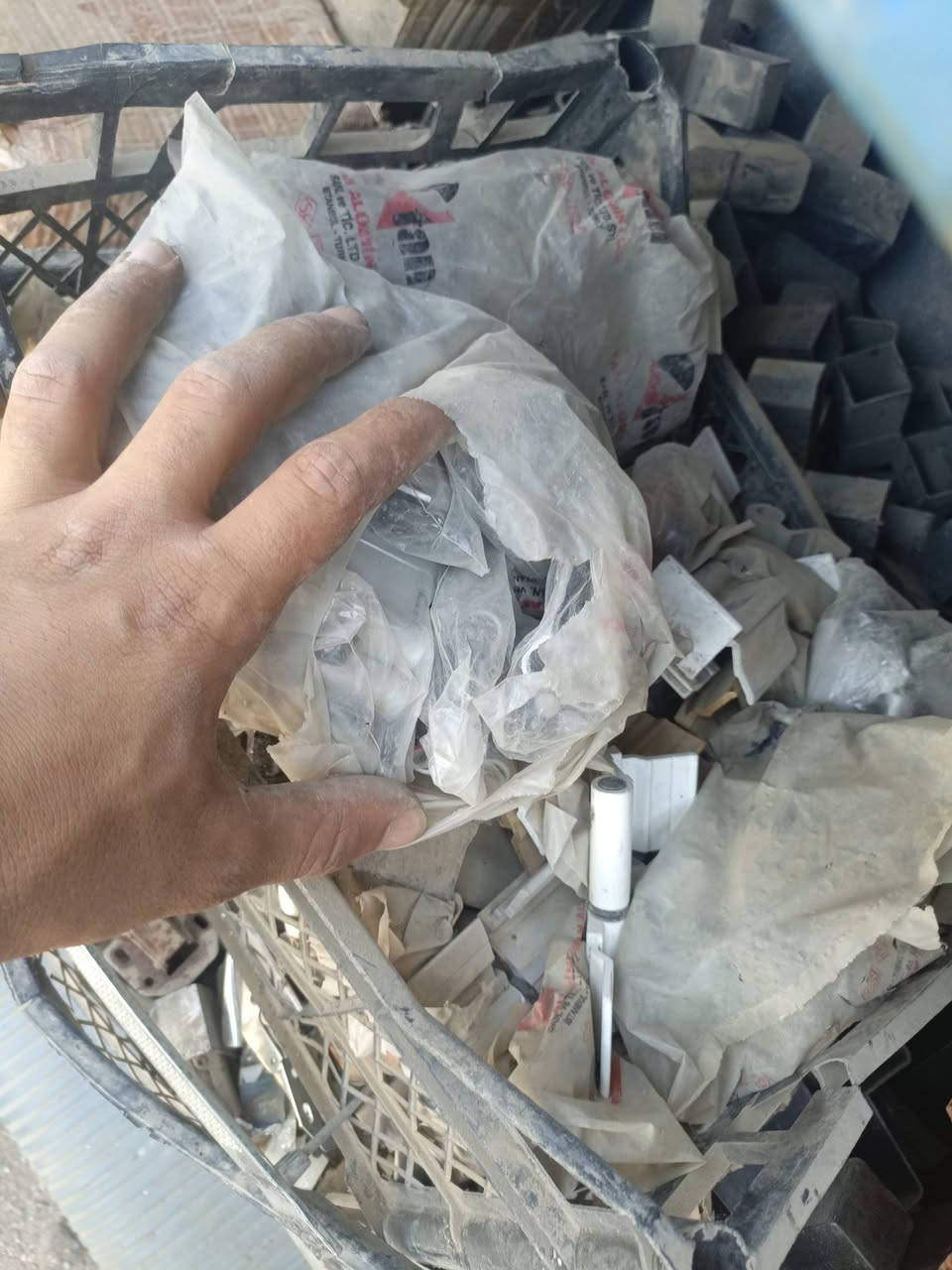 سلام عليكم عندي غراض معمل كامل المنيوم جميع الاغراض الكاونترات ما مستخدمات تصفيت معمل +سلتين مال كاونتر سعر جميع الاغراض 750الف مكاني واسط العزيزيه ‏‪***********‬‏
