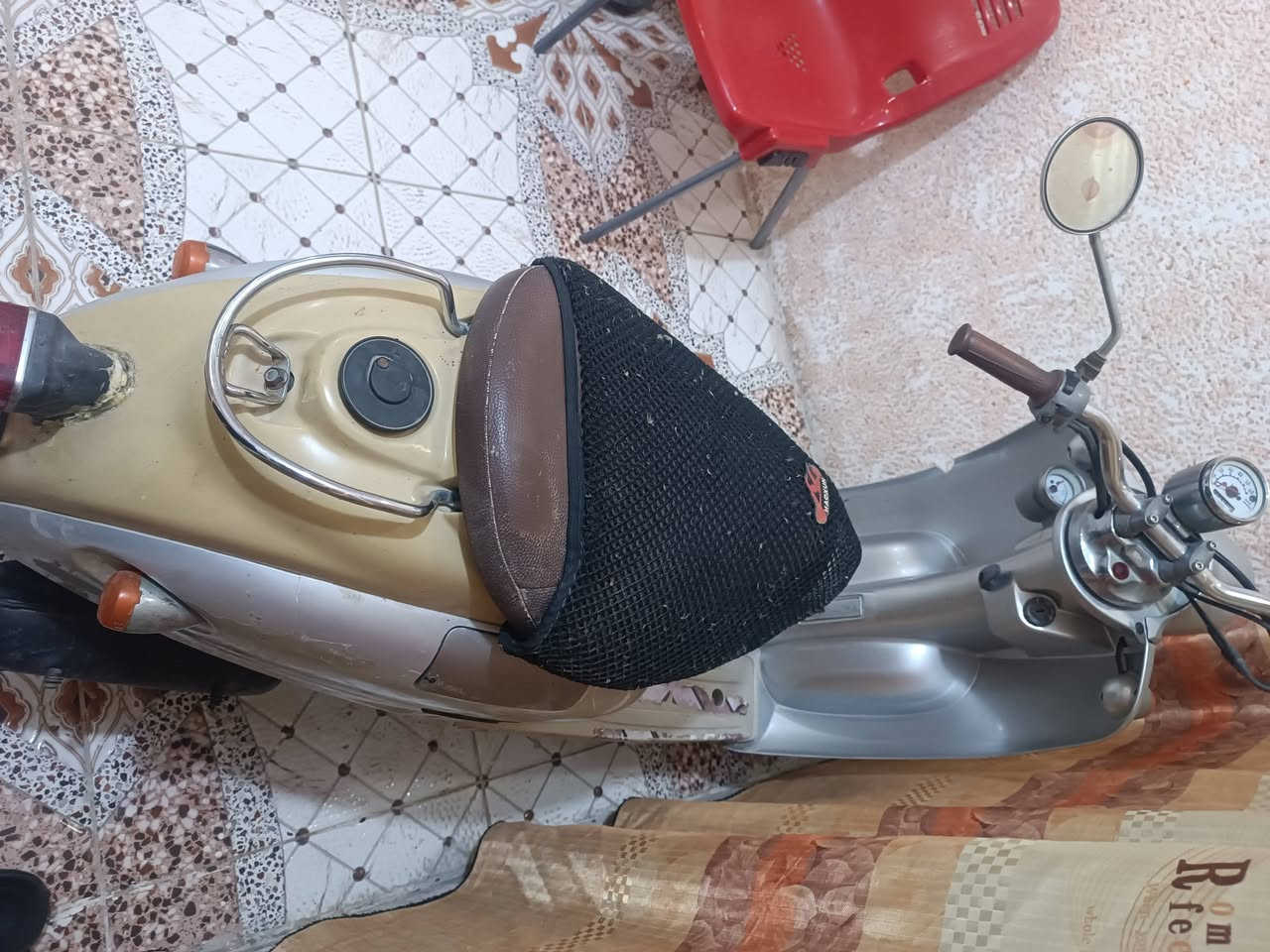 السلام عليكم اخوان 
عندي هاي لمصرية جديده 
نقصها بلك وباتري
مامفتوح بيها برغي 
سعرها 375
***********
