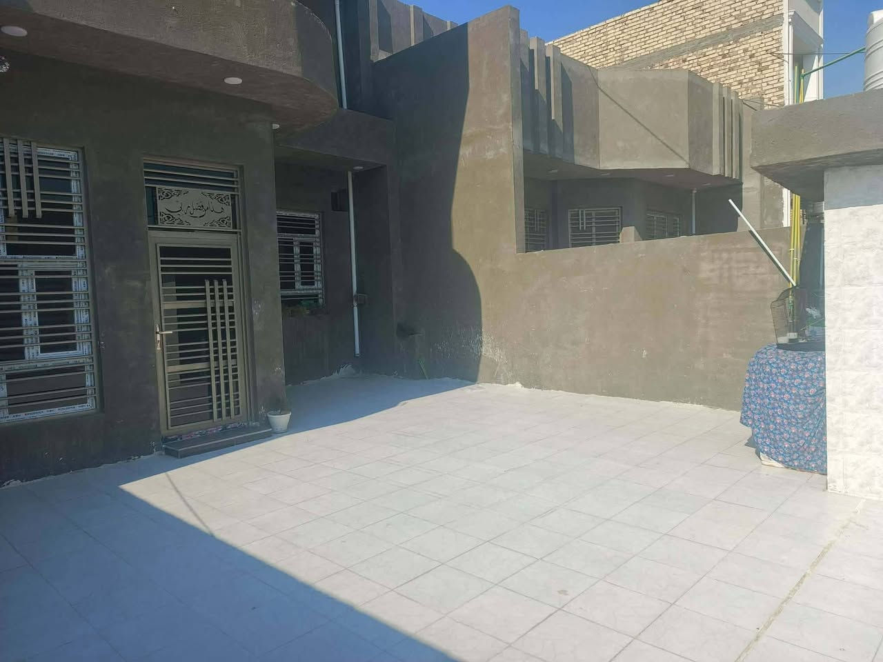 بيت للبيع حديث البناء طابقين سند25تحويل مباشر المساحه 250مترصب كونكريت يتكون من 4أربع
أربع غرف نوم  مطبخ صاله ممرات استقبال سطح شتايكر صحيات داخليه وخارجيه . العنوان على قرب نبيل مدير الناحية ..أو خلف مهدي عاكول دائرة الزراعة .

 السعر 155 مليون بي مجال بسيط للاستفسار مراجعة مكتب حيدر السلطاني شارع البطاوي قرب عارضة الامام ***********.   ***********
