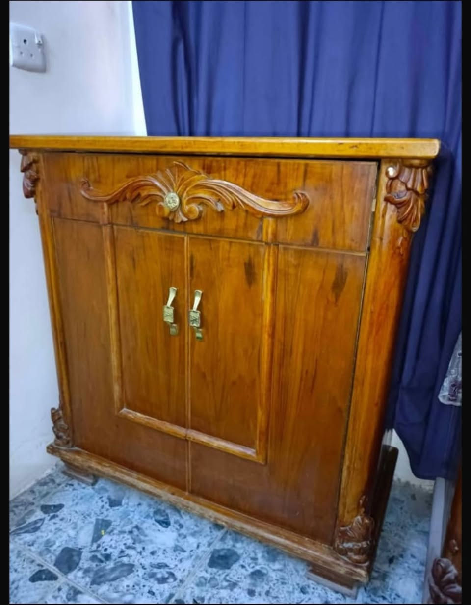 لسلام عليكم غرفه نوم كامله داخل خارج صاج للبيع تكمه تتكون مـن كنتور وملحقه طول الكنتور 3امتار و 60 وسرير طوله مترين و١٠ وعرضه ١٨٠سم وكومديات 2 و زاويه وميز احذيه وميز تواليت 
عنوانها بغداد / الحرية 
للاستفسار : التواصل على الخاص


**إذا كنت صاحب هذا الإعلان وتريد حذفه لأي سبب، رجاءا أرسل رسالة إلى الدعم الفني**