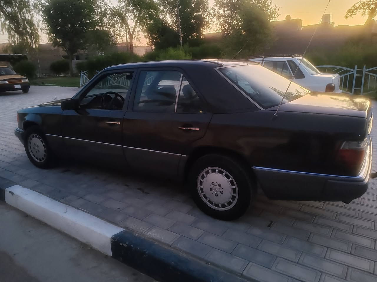 سلام عليكم مارسدس دب موديل 91مكيينه ياباني مكينة وكير جدد تبريد ثلج غرفة جلد سياره نضيفه سعر 48وبيها مجال ***********
