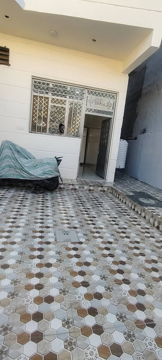 الدار للبيع المساحه ٢٠٠م العنوان التحرير الحولي الزراعي جزء ثاني طابو زراعي سند 25 يتكون من كراج وصحيات واستقبال وصاله ومطبخ ومنور وحمام وغرفه عدد2 وسويت حمام والقاط الثاني غرفتين نوم وحمام
***********
