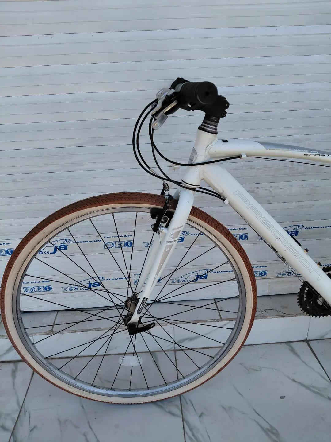 PRECISION C700 ارتفاع الفريم 46 فول المنيوم ماشة حديد 3 × 8 سرعات من SHIMANO ويالة طبقتين كمبليون تايرات 700 / 37 جاهز ومرتب السعر 165 الف شامل التوصيل    ✈يوجد توصيل لجميع المحافضات ✈ كركوك مدخل سايدين حي الاسرى والمفقودين  معرض ابو شيفان ( *********** )
