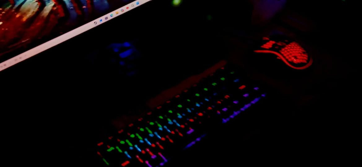 : سيت أب جيمنج متكامل (Full Setup) - نظافة 100% وأداء خرافى 🚀
​السلام عليكم شباب.. متوفر للبيع تجميعة PC متكاملة (باكيج كامل) نظيفة جداً وجاهزة للألعاب والبث المباشر والمونتاج. المواصفات مختارة بعناية للأداء العالي والشكل المميز.
​💻 مواصفات الكيس (PC Specs):
​المعالج (CPU): AMD Ryzen 5 5500 (أداء جبار وسريع جداً في الألعاب والبرامج).
​كارت الشاشة (GPU): NVIDIA RTX 3050 (8GB VRAM) - يدعم تقنيات تتبع الأشعة (Ray Tracing) والـ DLSS.
​الرام (RAM): 16GB DDR4 (سلاسة تامة في الأداء وتعدد المهام).
​التخزين (Storage): SSD M.2 NVMe 256GB (للنظام) + HDD 1TB (للمساحة الإضافية).
​الباور سبلاي (PSU): Warrior (اعتمادية واستقرار عالي).
​الكيس (Case): Vento Case (تصميم عصري بإضاءة RGB مميزة وتهوية ممتازة).
​🖥️ الشاشة والملحقات (Full Gear):
​الشاشة: Dahua 24 Inch FHD بتردد 144Hz (سلاسة خرافية واستجابة سريعة جداً للألعاب التنافسية).
​الطرفيات: كيبورد جيمنج + ماوس جيمنج + سماعة رأس (Headset) محيطية.
​🎁 هدايا مجانية مع السيت أب:
​مايكروفون احترافي (Mic): صوت نقي جداً للبث والتسجيل.
​ماوس باد احترافي (Mouse Pad): حجم كبير يغطي مساحة المكتب.
​💰 السعر المطلوب: مليون و 500 ألف دينار عراقي (وبي مجال ).
📍 الموقع: بغداد - الحسينية.
📞 للتواصل والاستفسار: *********** (اتصال أو واتساب).
