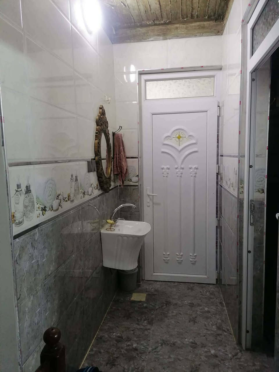 🏠 بيت حديث للبيع - حي الملايين الثاني (تقطيع جاموس) 🏠المساحة: 140 متر.البناء: عمره سنة واحدة فقط، جاهز للسكن.التقسيم: غرفتين، استقبال، مطبخ حار بارد.الطابق الثاني: هيكل كامل جاهز للصب والتوسيع.الوضع القانوني: سند زراعي 25 + وصل بلدي يتملك.الخدمات: كاملة وحيل زينة.الموقع: يم أسواق أبو عبد الله.السعر: 75 مليون.📱 للتواصل والاتصال (متوفر واتساب):📥 ***********📥 ***********
