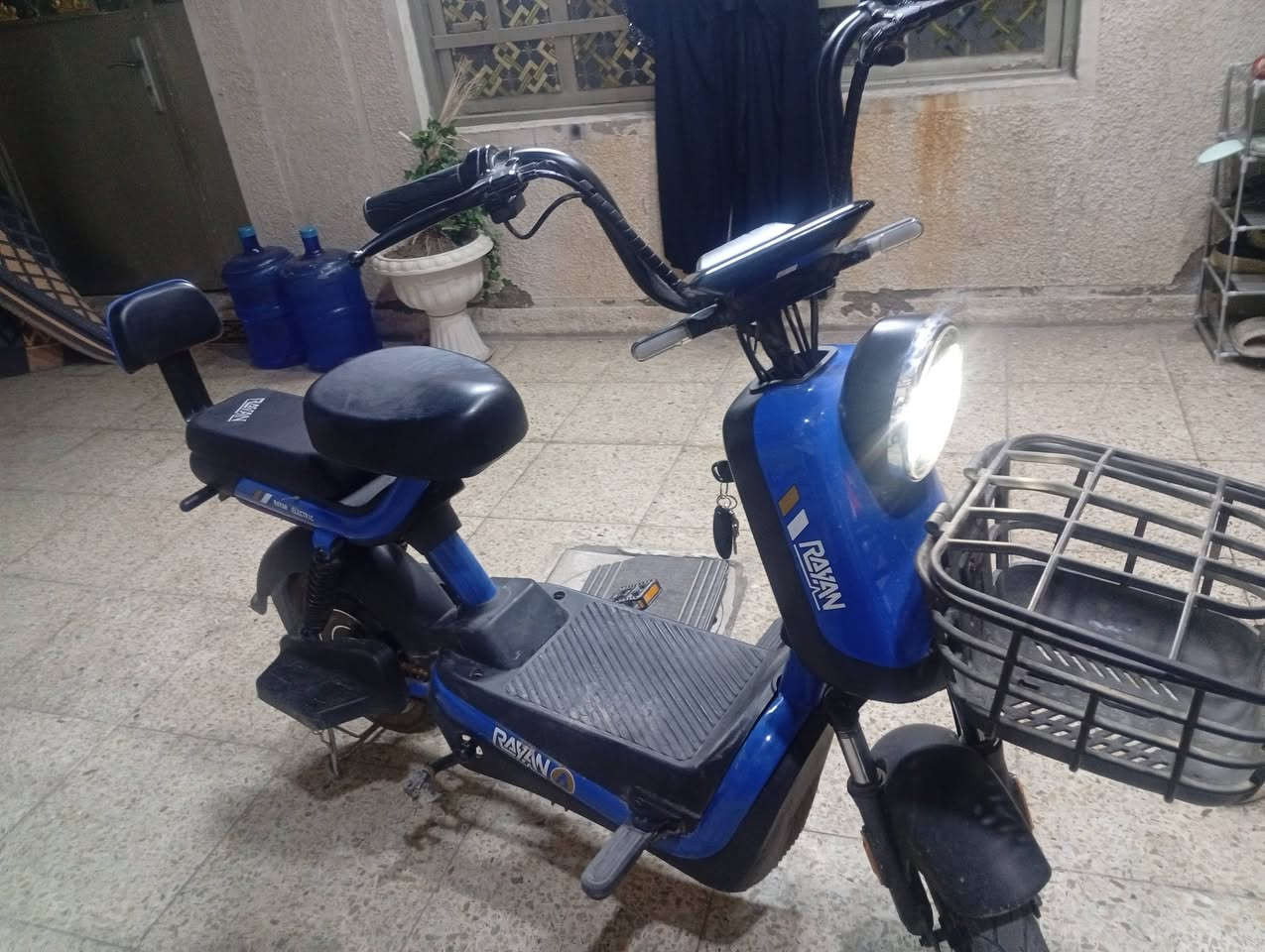 سلام عليكم دراجة حجم 14 الريان
احسن شركة حالياً بالدراجات الشحن
الدراجة جديده الله شاهد كلشي ما بيه صارله تقريبا 26 يوم من طالعه من الشركة الدراجة بصمة 1 وسويج1 لايت عالي ناصي امامي خلفي اشاير هورن كلهن الكهربائيات
كلهن شغالات بيه نضام P يعني تدوس بريك يلة تمشي 
السعر (275 وبيه مجال)
مكاني بغداد مدينة الصدر 
شراي اتصل (***********)
