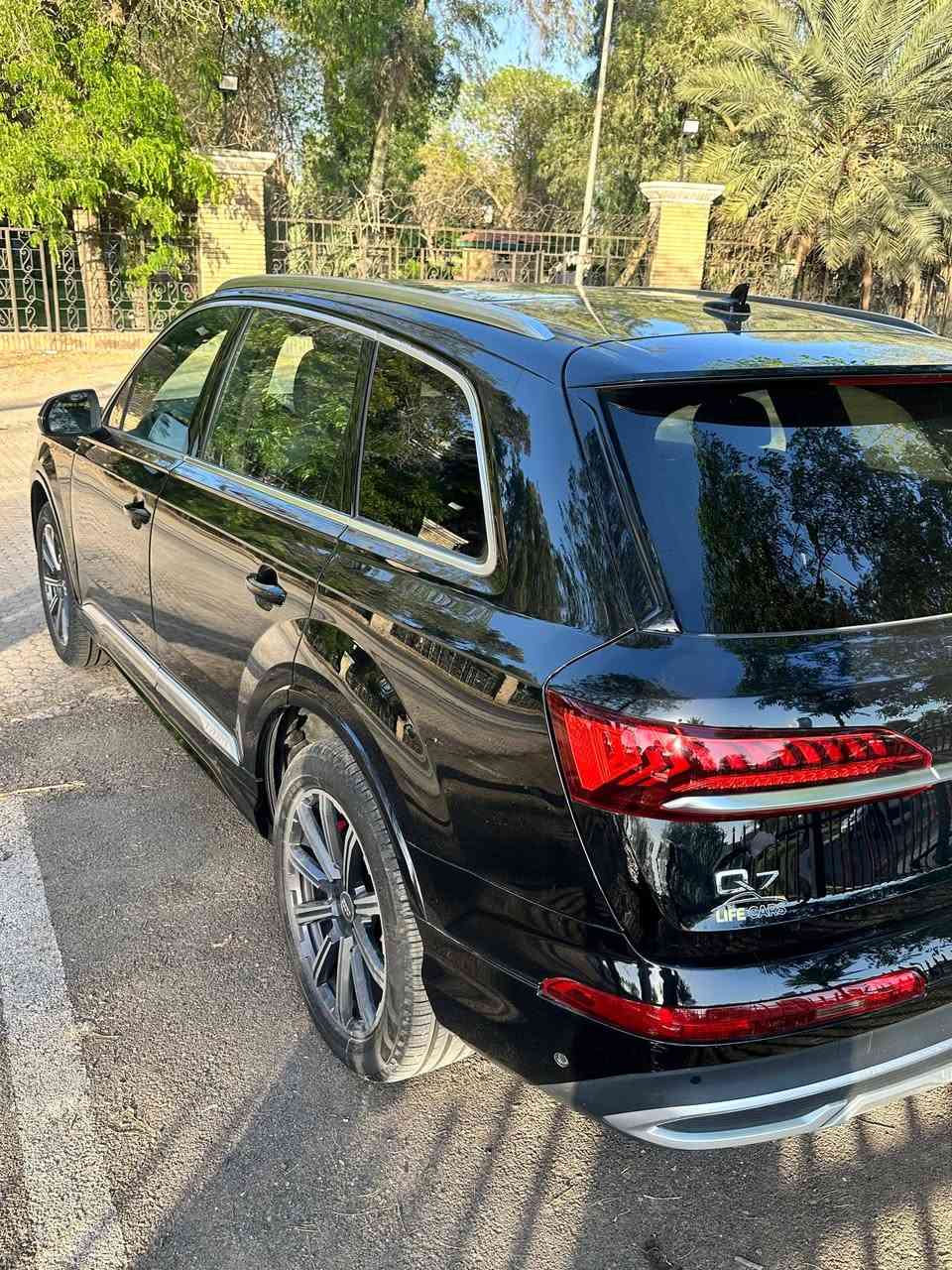 سلام عليكم قبل فتره نشرت سياره بس لغيت البيعه بسبب ضرف اعتذر من جميع
🚗 للبيع
Audi Q7 2022

🌍 المدينة –  بغداد -  حي العامل

•   🛣️  المسافة المقطوعة    -  9 الف كلم 
--------------------------------------------------------- سعر 410 🟥

🔹 الموديل: 2022
🔹 الممشى: 9 آلاف كم فقط
🔹 المحرك: 6 سلندر توين تيربو
🔹 نظام الدفع: Quattro دفع رباعي مستمر
🔹 ناقل الحركة: تيبترونيك 8 سرعات ZF
🔹 وارد: أمريكي

✔️ مقاعد جلد فاخرة فول كهرباء
✔️ ذاكرة + تدفئة للمقاعد
✔️ نظام صوتي Bang & Olufsen ثلاثي الأبعاد
✔️ تحكم مناخي رباعي المناطق
✔️ إضاءة داخلية محيطية Ambient Lighting
✔️ سقف بانوراما بالكامل
✔️ كاميرات 360 درجة
✔️ حساسات أمامية وخلفية
✔️ نظام المساعدة على الوقوف
✔️ رادار تنبيه الاصطدام
✔️ نظام المحافظة على المسار
✔️ نظام ملاحة متطور
✔️ Apple CarPlay و Android Auto لاسلكي
✔️ مصابيح Matrix LED
✔️ إشارات انعطاف ديناميكية
✔️ بصمة تشغيل وفتح الأبواب
✔️ رينكات قياس 20
🛠️ الملاحظة:
🔸 الضرر قطعة واحدة فقط
(باب خلف السايق)
الاستفسار (***********)☄️

